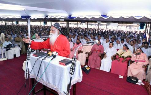 Joseph Mar Thoma Metropolitan speaking at the 118th Maramon Convention (2013). Photo by The Hindu
