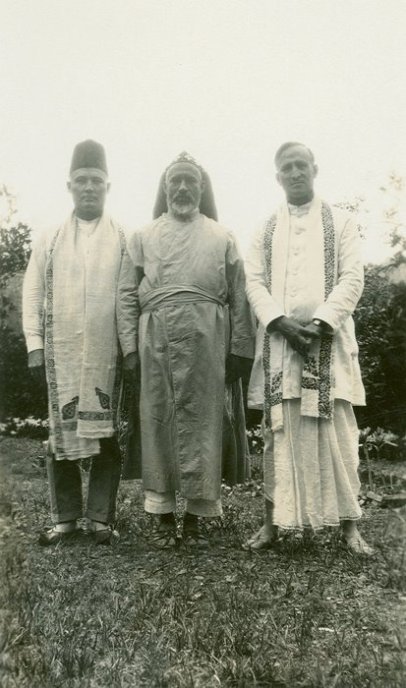 E. Stanley Jones (right) at the Maramon Convention with Bishop  Abraham Mar Thoma Metropolitan (middle) and an unidentified friend.