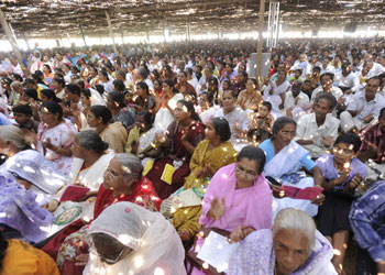 Women listening to the sermon at Maramon Convention. (Image courtesy http://www.manoramaonline.com/)